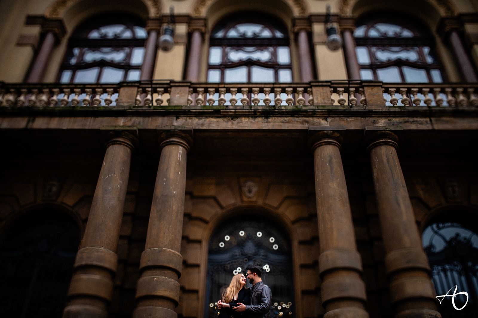 Casal em frente a arquitetura historica durante ensaio pre-wedding